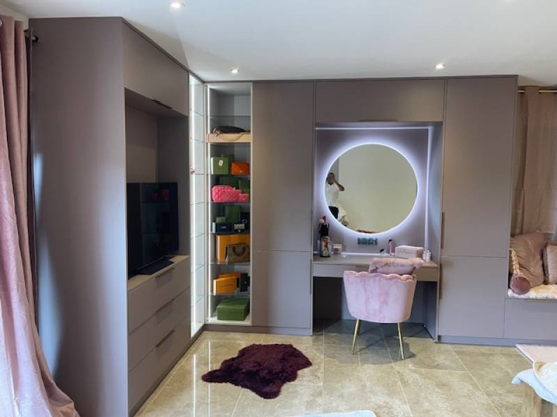 Création d'un Dressing & Coiffeuse dans une Master Suite Parentale de 70 m² dans une Villa à St Tropez