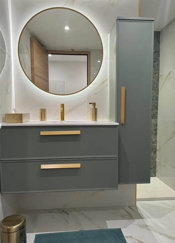 Création de salle de bain tendance à Saint-Raphaël par Thalassa Cuisines